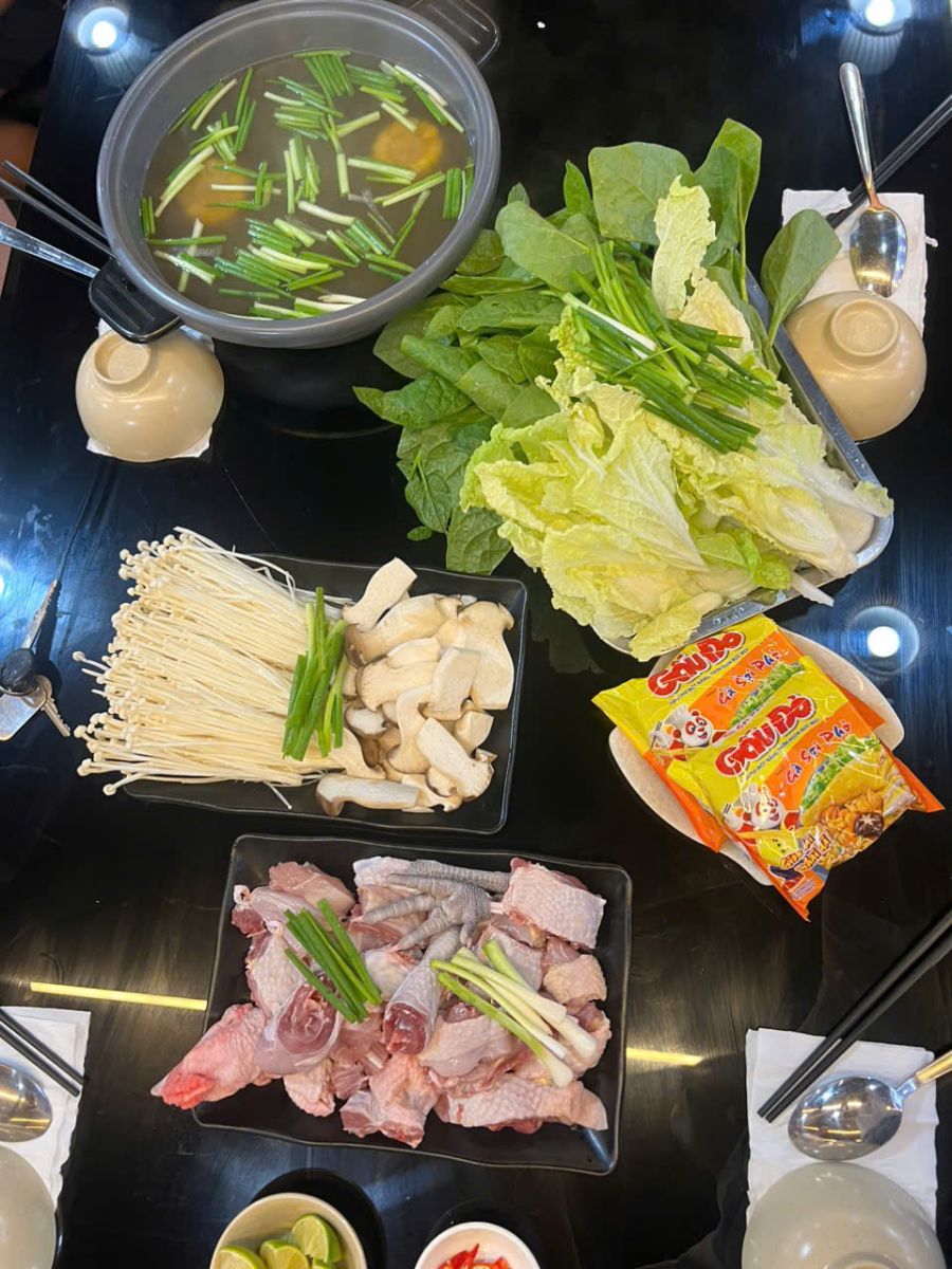 Lẩu Gà Nấm Nửa Con Hóc Môn