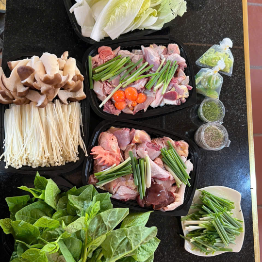 Lẩu gà nấm (nguyên con)
